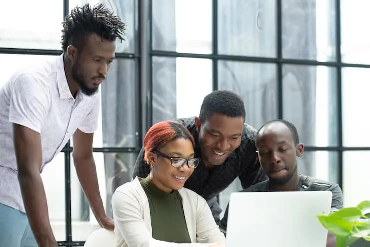 Une équipe de jeunes entrepreneurs travaille sur son projet